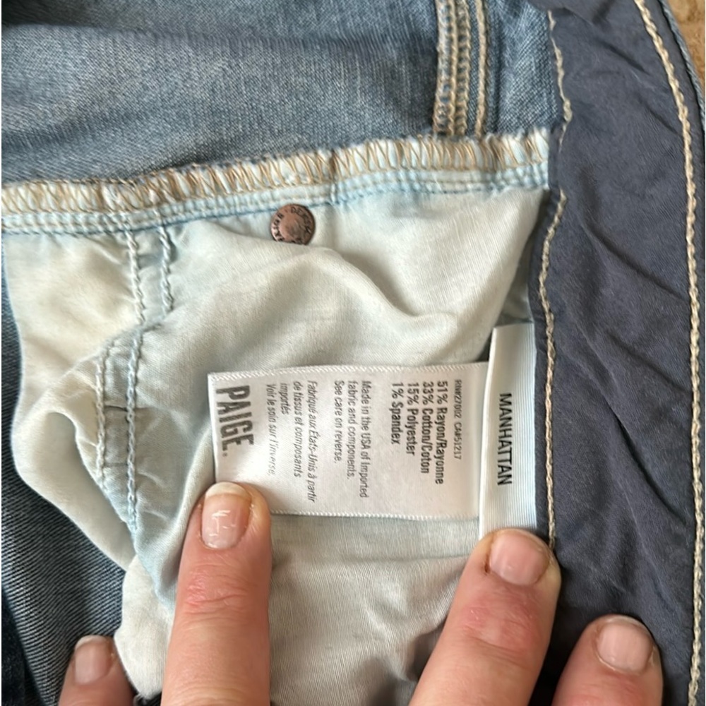 31 Paige Manhattan Soft Bootcut Med Blue wash Denim Jeans in EUC -
